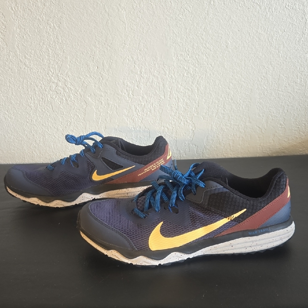 Nike Men's Athletic Shoes in Blue and Cream with Reddish Brown. - Picture 5 of 9